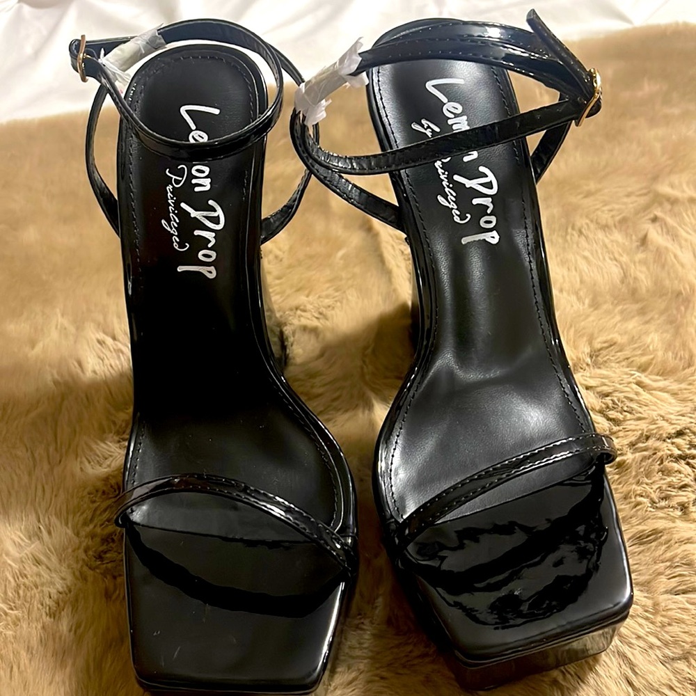Very nice and new Lemon Drop by privileged Sandals